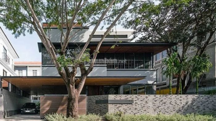 Mẫu 22: Khuôn viên trồng cây xanh giúp không gian biệt thự thêm phần mát mẻ và tươi mới