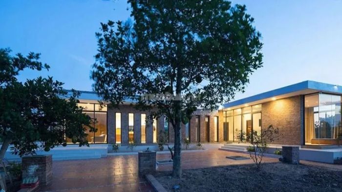 Mẫu 23: Biệt thự được thiết kế theo hình chữ L với không gian sân vườn rộng lớn, tạo cảm giác thoải mái và thư giãn