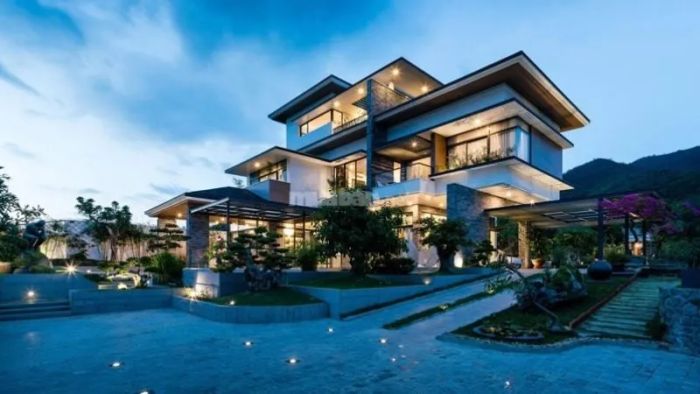 Mẫu 20: Không gian rộng rãi phía trước biệt thự mang đến cảm giác thoáng mát và dễ chịu