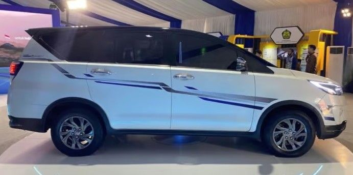 Toyota Innova EV 2.jpg