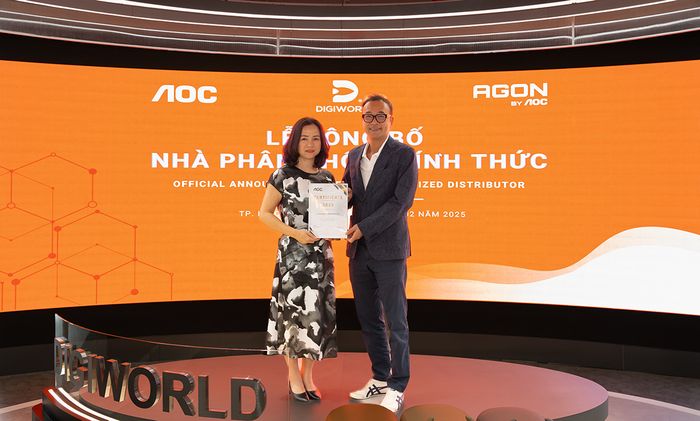 Giám đốc nhãn hàng AOC, chị Cao Thanh Thúy, đã trao chứng nhận nhà phân phối cho anh Đoàn Hồng Việt, Chủ tịch HĐQT Digiworld.