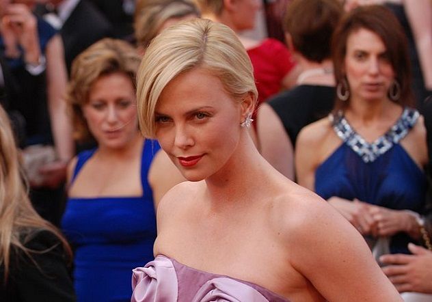 Charlize Theron is one of Hollywood’s most inspiring figures, having triumphed over adversity to become a renowned actress. Born in Johannesburg, South Africa, to a French father and a German mother, she was raised in an environment filled with hardship. At six years old, she was sent to a boarding school to pursue a career in dance, though an injury later ended that dream. Boarding school served as an escape from her troubled home life, where her alcoholic father frequently subjected both his wife and daughter to emotional abuse.