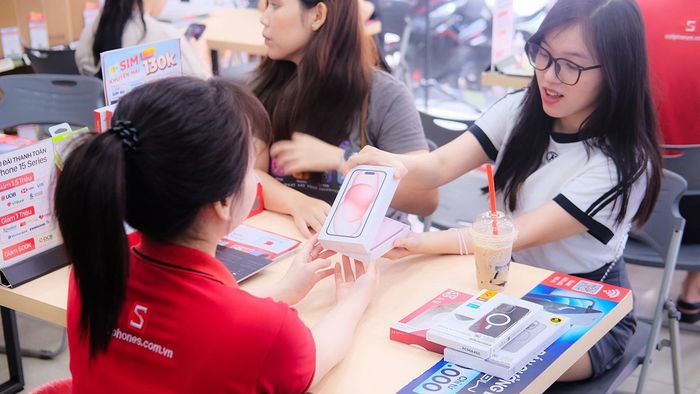 Tất cả các ưu đãi và quà tặng của CellphoneS đều được liên hệ qua các kênh chính thức mà chúng tôi đã cung cấp trên.