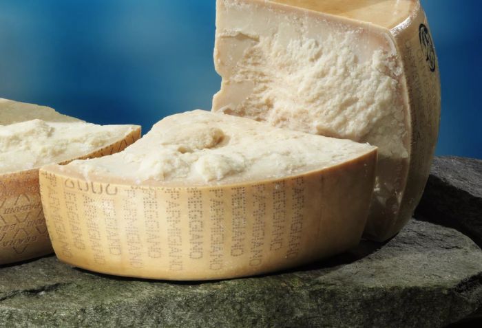 Parmesan-vs-Parmigiano-Reggiano-GettyImages-100378306