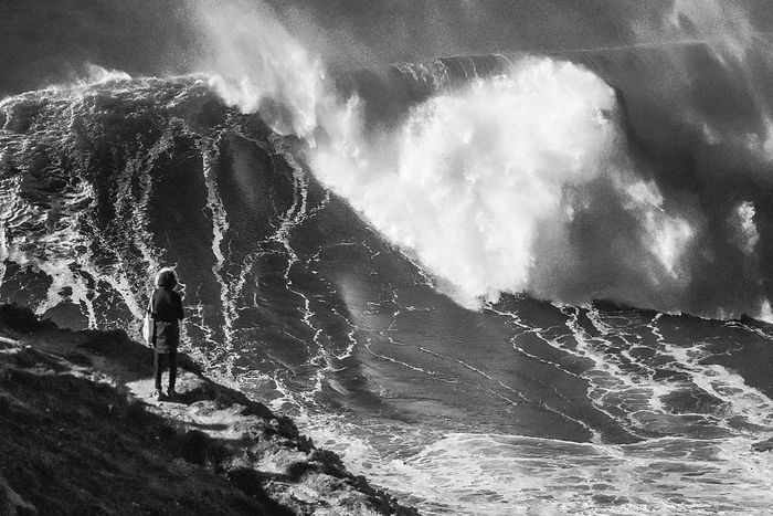 https://upload.wikimedia.org/wikipedia/commons/thumb/4/44/Big_waves_%2823929226275%29.jpg/1024px-Big_waves_%2823929226275%29.jpg