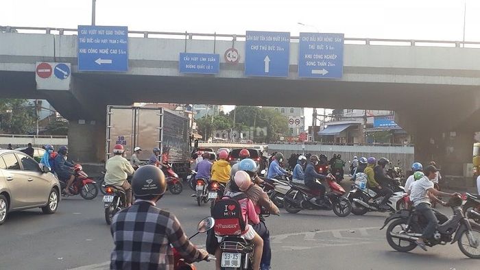 Ngã tư Linh Xuân là nút giao thông dễ xảy ra ùn tắc, đặc biệt là vào những giờ cao điểm