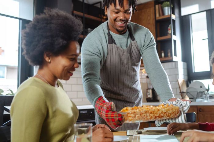 mothers-day-activities-chef-Mytour-GettyImages-2026407501