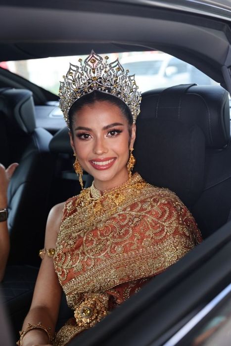 แอนโทเนีย โพซิ้วในมงกุฎอันงดงาม