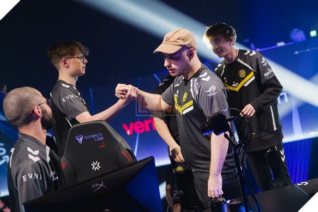 Ngày thi đấu thứ hai tại VALORANT Masters Bangkok 2025: Hạt giống số 1 tiếp tục thống trị, Team Vitality và G2 Esports đều giành chiến thắng ngoạn mục trước các đối thủ của mình.