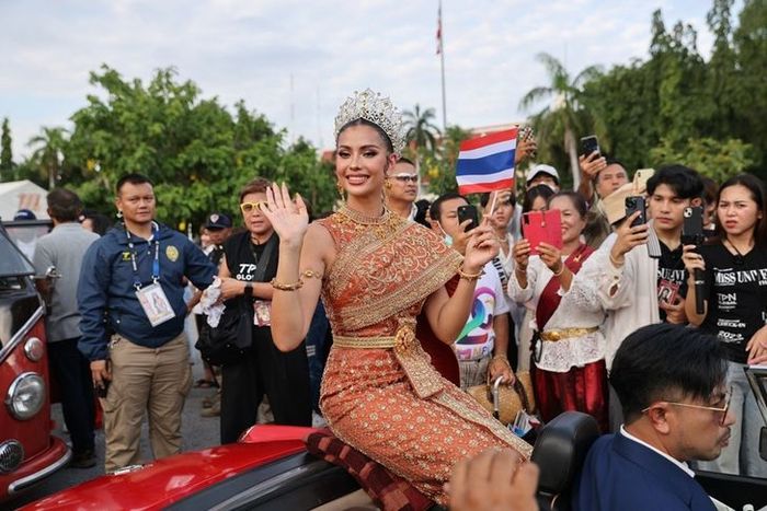 แอนโทเนีย โพซิ้วในชุดไทย สง่างามน่าประทับใจ