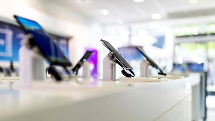 When is it wise to buy a mobile phone outright?