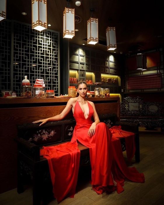 แอนโทเนีย โพซิ้วโพสท่าสวยสง่าภายใต้ชุดราตรีสีแดง