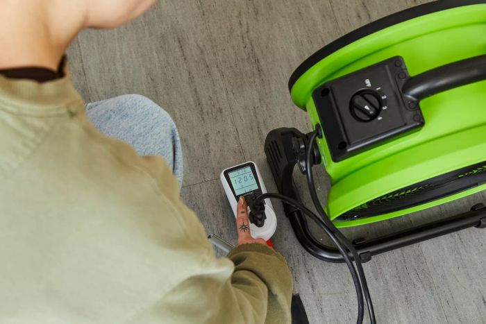 Tester measuring the energy consumption of the XPOWER FC-200 Whole Room Air Mover