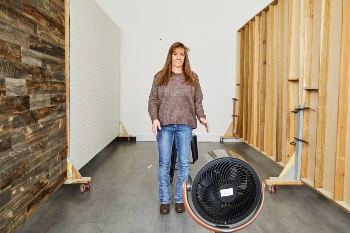 Tester feeling the airflow from the Dreo Pedestal Fan