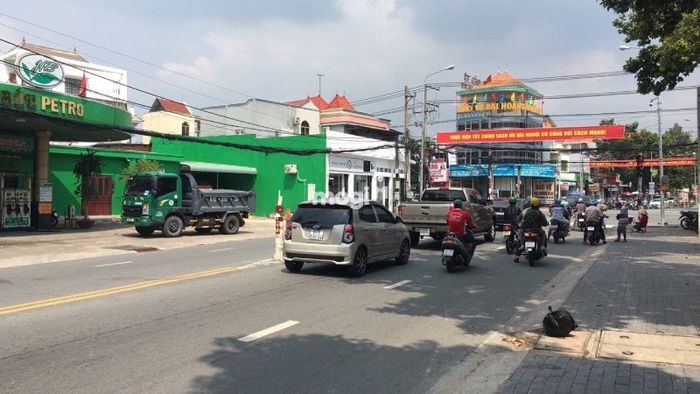 Với nhiều yếu tố tác động như vị trí đắc địa và giao thông thuận lợi, bất động sản tại ngã tư Phú Văn thu hút sự chú ý của nhiều người.