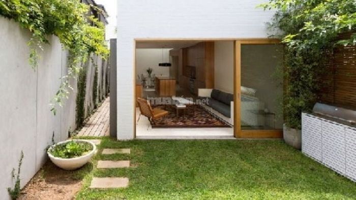 Mẫu nhà 1 trệt 1 lầu 5x15 kết hợp sân vườn, mang lại không gian sống thoáng đãng và xanh mát