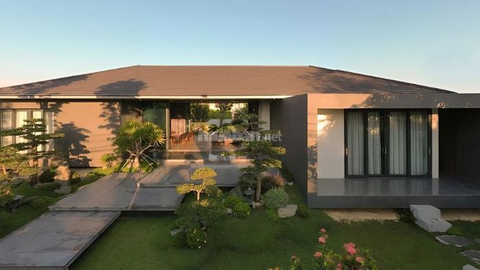 Thiết kế nhà vườn 1 tầng thông thoáng, mở rộng ra sân vườn mang đến cảm giác thoải mái cho gia chủ.