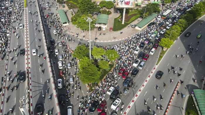 Ngã Tư Sở, một điểm giao thông quan trọng tại Hà Nội, là nơi tập trung các tuyến đường huyết mạch của thành phố.