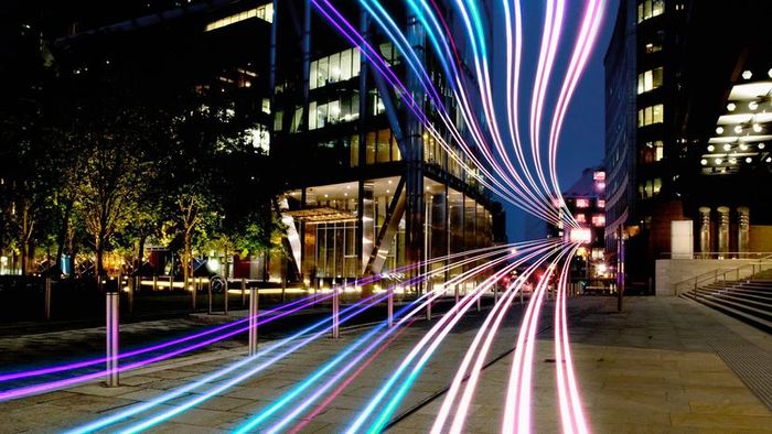 Linking through the dynamic fiber-optic light pathways
