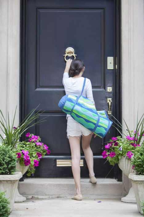 Image: Woman with luggage knocking at the door