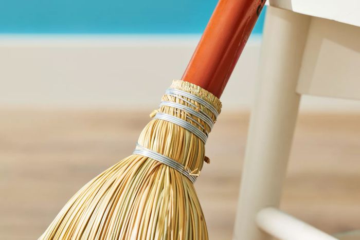 The neck of the Rubbermaid Commercial Products Heavy-Duty Corn Broom.