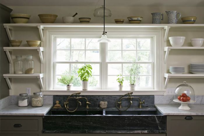 Farmhouse with Open Shelves 158311524