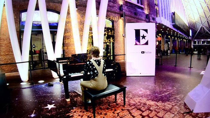 An immersive AR experience featuring Elton John [source: <span>Kronk</span>].