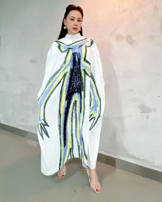 คุณแม่บุ๋ม ปนัดดากับแฟชั่นเดรสสีขาวที่มีลายเก๋ๆ และรองเท้าคู่สวยที่ลงตัว