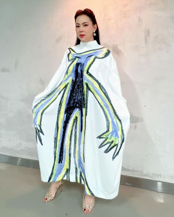บุ๋ม ปนัดดากับเดรสสีขาวพื้นเรียบที่มีลายสุดแปลกใหม่ เหมาะกับแฟชั่นปี 2023 นี้อย่างมาก