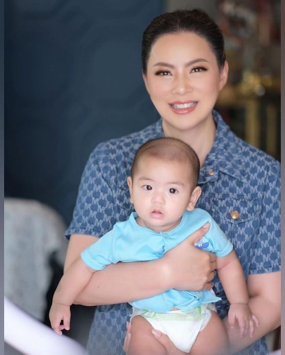 คุณแม่บุ๋ม ปนัดดา พร้อมลูกชายคนเล็กในชุดแฟชั่นสีฟ้าลายที่ดูเก๋มากๆ