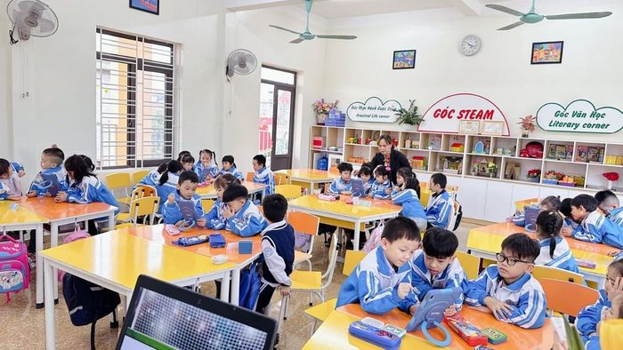 Mẫu trang trí lớp học tiểu học sẽ mang đến sự mới mẻ và giúp không gian học tập trở nên gần gũi và thú vị hơn.
