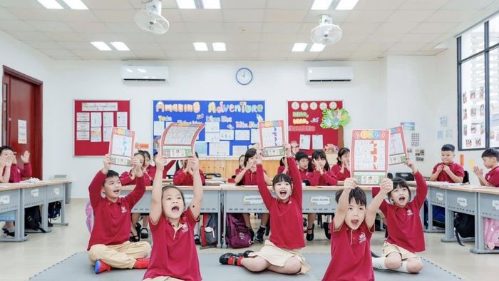 Mô hình trang trí lớp học tiểu học là sự kết hợp hoàn hảo giữa yếu tố thẩm mỹ và chức năng, tạo ra không gian học tập lý tưởng cho học sinh.