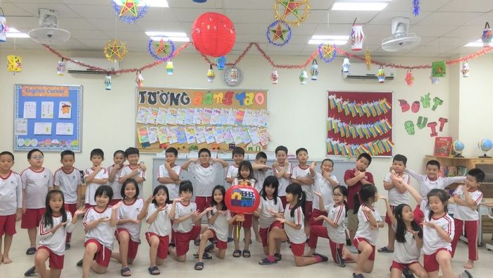 Mẫu trang trí lớp học tiểu học là sự kết hợp hoàn hảo giữa tính thẩm mỹ và sự sáng tạo, tạo nên môi trường học đầy cảm hứng.