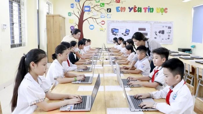Trang trí lớp học tiểu học với những ý tưởng sáng tạo và độc đáo, giúp học sinh cảm thấy thích thú và hứng khởi hơn trong học tập.