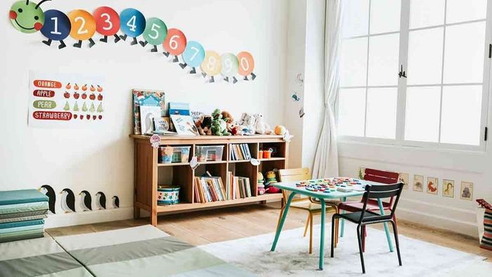 Trang trí lớp học tiểu học với thiết kế thân thiện, tạo cảm giác thoải mái và gần gũi cho các em học sinh.