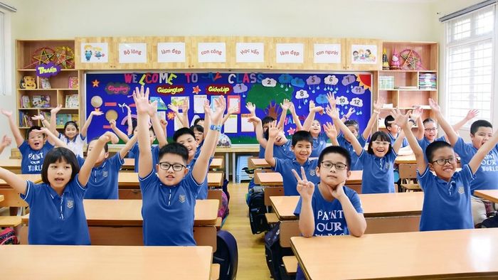 Trang trí lớp học tiểu học theo phong cách thân thiện, tạo không gian học tập gần gũi và đầy yêu thương cho học sinh.