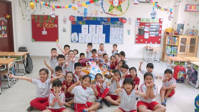 Trang trí lớp học tiểu học tạo ra không gian học tập tích cực và đầy màu sắc, khơi dậy niềm yêu thích học tập ở các em.