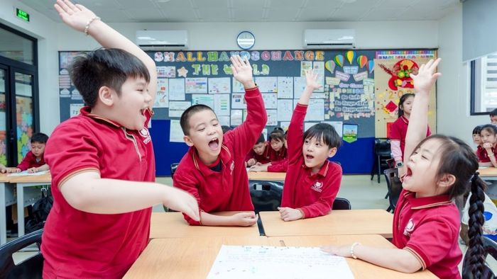 Mẫu trang trí lớp học tiểu học mang đến những ý tưởng tuyệt vời để không gian học trở nên thú vị và gần gũi hơn với học sinh.