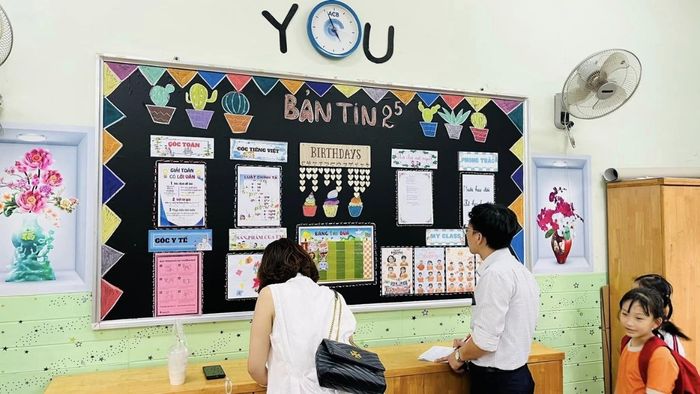 Trang trí lớp học tiểu học thân thiện, mang lại một không gian học tập gần gũi và đầy yêu thương.