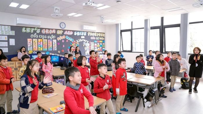 Trang trí lớp học hạnh phúc ở tiểu học mang lại môi trường học tập tích cực, tạo động lực cho các em phát triển.