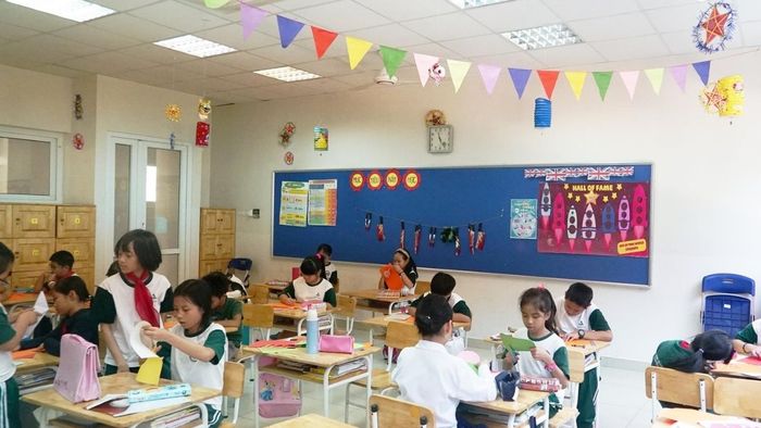 Trang trí lớp học hạnh phúc tại tiểu học, mang đến không khí ấm áp và vui vẻ cho các em học sinh mỗi ngày.