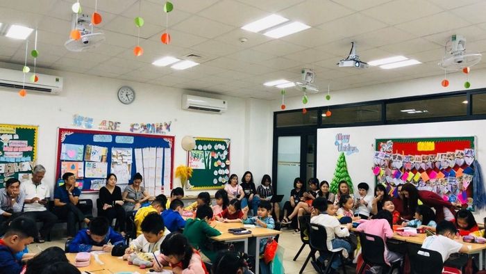 Mô hình trang trí lớp học tiểu học với các chi tiết sáng tạo, khơi dậy niềm yêu thích học tập của học sinh.