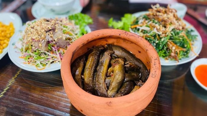 Đặc sản Nam Định gây ấn tượng mạnh với du khách bởi hương vị ngon và hấp dẫn, không thể bỏ qua món cá chạch kho niêu.