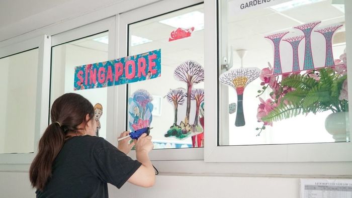 Trang trí lớp học hạnh phúc tại tiểu học, tạo nên không gian vui tươi và đầy năng lượng cho các em học sinh.