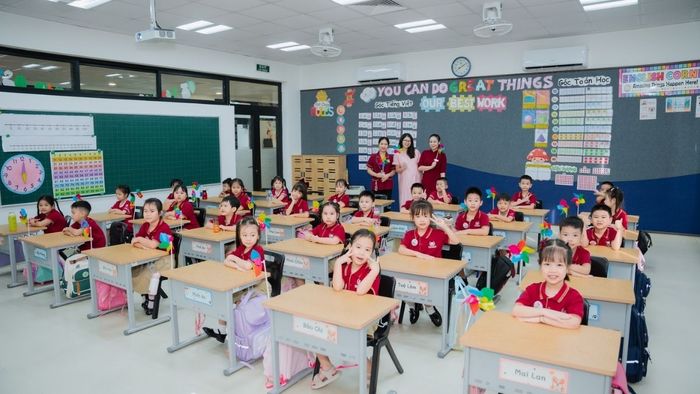 Mẫu trang trí lớp học tiểu học tạo ra không gian học tập sáng tạo và khơi dậy niềm yêu thích học tập cho các em.