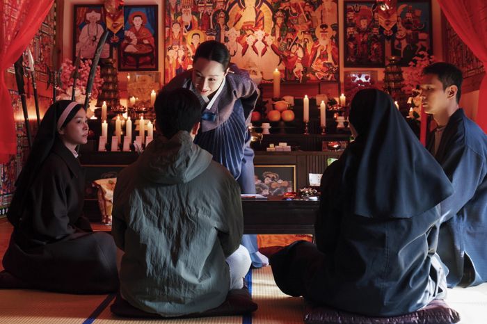 Mối kết hợp giữa Shaman giáo và Công giáo là điểm nhấn đặc biệt của Nữ Tu Bóng Tối