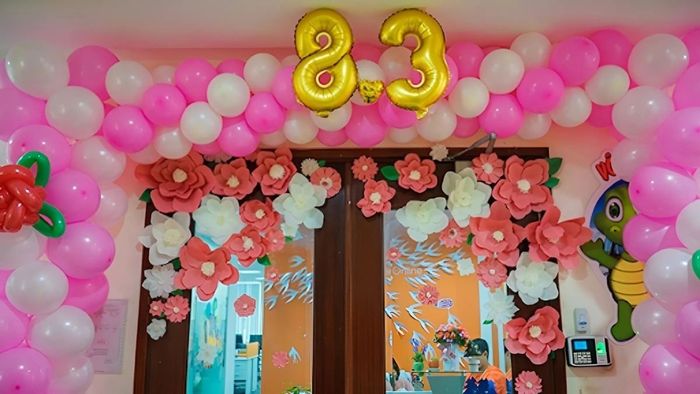 Trang trí cửa chính lớp mầm non không chỉ tạo sự tươi mới cho không gian học tập mà còn giúp các bé cảm thấy thân thiện và gần gũi hơn với môi trường học.