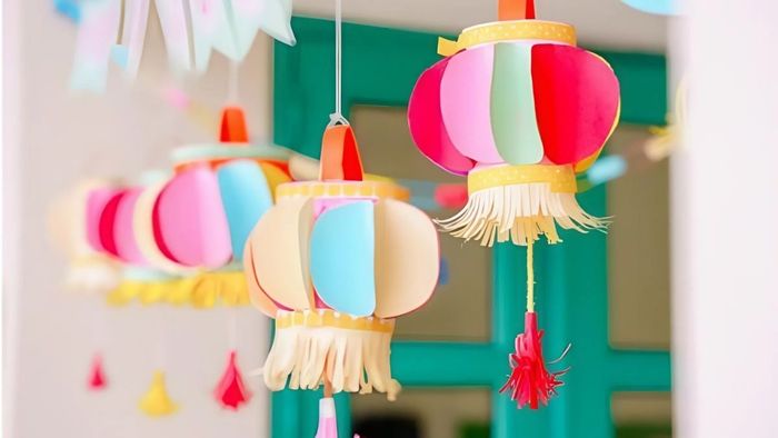 Trang trí cửa chính lớp mầm non giúp tạo dựng một môi trường học tập thân thiện, giúp các bé cảm thấy hào hứng và vui vẻ mỗi khi đến lớp.