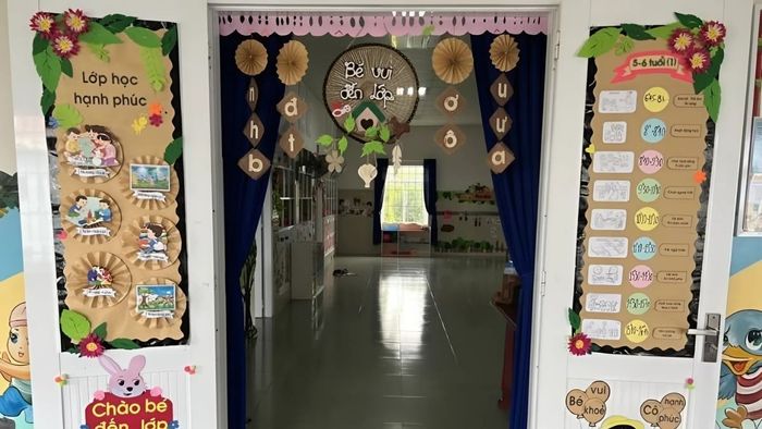 Cách trang trí cửa lớp mầm non