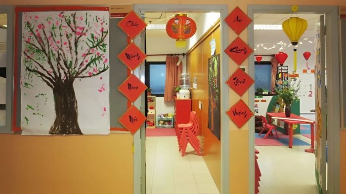 Trang trí cửa chính lớp mầm non với những hình ảnh bắt mắt và sinh động sẽ mang lại không khí vui tươi cho không gian học tập.